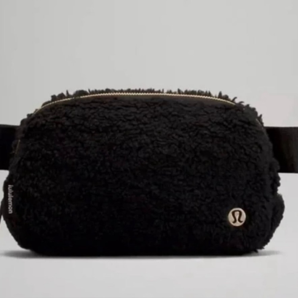 LULULEMON Everywhere Belt Bag FLEECE SHERPA Black